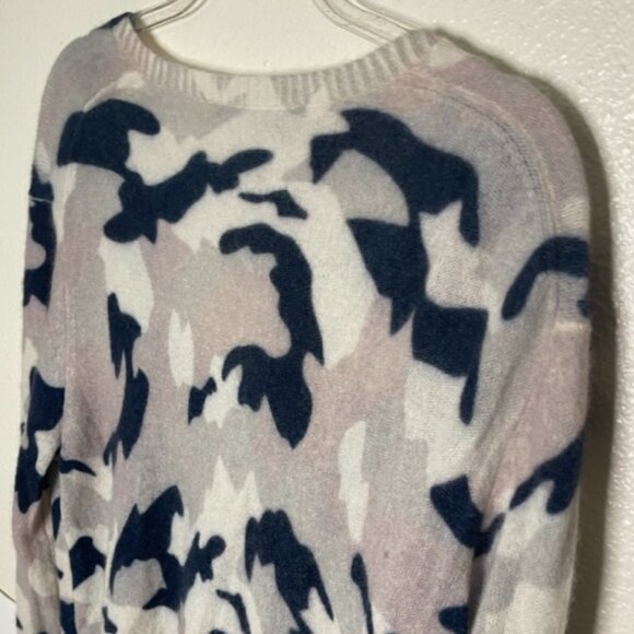 360 Cashmere | Theo Deep V Cashmere Sweater in Blue Chalk Camo Print - Picture 5 of 8